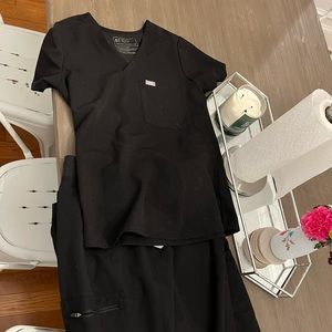 FIGS Black scrubset w/ jogger& straight leg pant